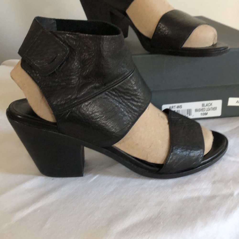 Size 10M EILEEN FISHER Washed Leather Sandals